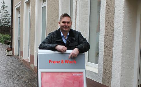 Filialleiter Jürgen Kühner vor der neuen Franz & Wach Geschäftsstelle in Mosbach, Neckar-Odenwald-Kreis.