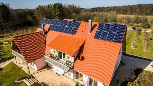 Hausdach mit den effektiven SunPower Modulen
