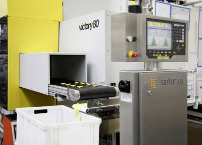 Die vom Handlingsystem direkt aus der Spritzgießmaschine beschickte Waage schleust Gutteile in den linken Behälter und zählt sie, um die Lösgrößenvorgaben exakt einhalten zu können. Ausschuss beim Anfahren oder während der Produktion gelangt in den rechten Behälter (Quelle: LKH Kunststoffwerk Heiligenroth GmbH & Co. KG)