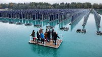 Geschäftsführer von SINN Power mit Ministerpräsident Dr. Söder auf einem Boot vor der Anlage
