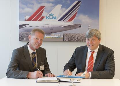 Arthur van Brink (Lödige Benelux, left) and Marcel de Nooijer (KLM Cargo) at the signing of the contract for the construction of the new cargo sorting system at Amsterdam Airport