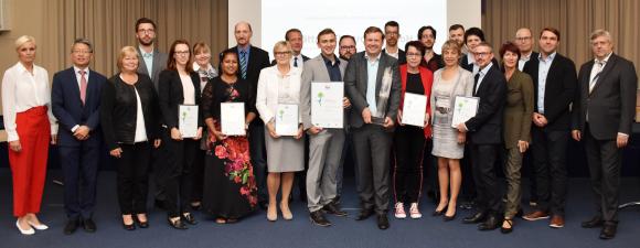 Fertigungsleiter Roman Wegert und Marcus Plättner (Mitte) von Plättner Elektronik freuen sich über die Auszeichnung. Gratulanten waren u.a. Landtagspräsidentin Gabriele Brakebusch (3.v.l.), DIHK-Präsident Dr. Eric Schweitzer (10.v.l.) und IHK-Präsident Klaus Olbricht (r.) / Foto: IHK Magdeburg