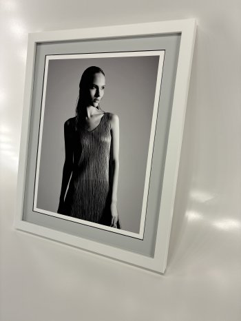 Weisser Rahmen mit Passepartout schwarzer Kern und Weissrand.jpg