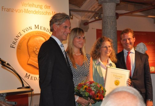 Dr. Eric Schweitzer (IHK) und Stephan Schwarz (Handelskammwer) gratulieren Alexandra Knauer.JPG