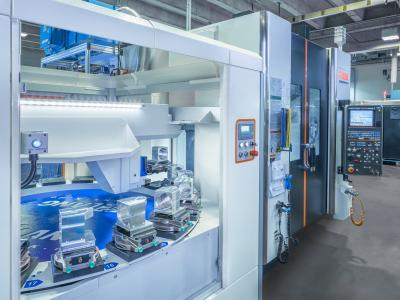Die Automationseinheit LANG Eco-Compact 20 übernimmt die vollautomatische Be- und Entladung des angeschlossen 5-Achs-Bearbeitungszentrums Variaxis J600 von Mazak