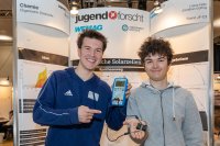 Landessieger „Jugend forscht“ 2023 im Fachgebiet Chemie sind Lasse Hiller und Jonathan Goffing (v. l.). Die beiden Schüler vom Musikgymnasium Käthe Kollwitz Rostock haben sich mit organischen Solarzellen beschäftigt. Foto: WEMAG/Stephan Rudolph-Kramer