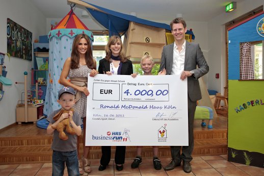 Scheckübergabe_Nazan Eckes, Michelle Bautz und Kai Lucius mit Kindern des Ronald McDonald H.jpg