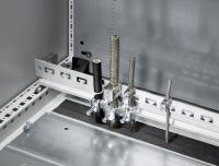 Die Rittal Kabelabfangschiene für EMV-Schirmbügel und Zugentlastung hilft die Komplexität des elektrotechnischen Innenausbaus von Schaltschränken deutlich zu reduzieren