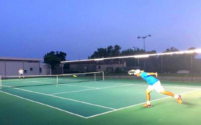 SINGLE TWEENER - Das Neues blendfreie LED-Licht für Outdoor Tennisplatz-Beleuchtung. Einzigartiger Spielkomfort dank außergewöhnlicher LED-Lichtleistung, einfache und schnelle Installation an den Gitterzäunen der Spielfelder.