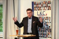 Georg Schneider, geschäftsführender Gesellschafter der Weißbierbrauerei G. Schneider & Sohn GmbH, referiert bei der LKC-Gruppe zum Thema Unternehmensnachfolge