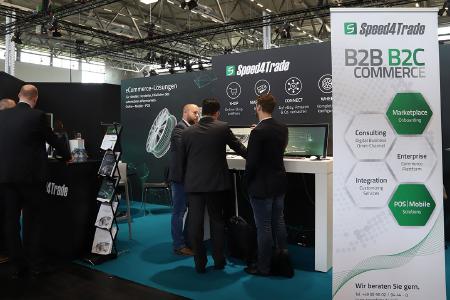 Am Messestand von Softwareanbieter Speed4Trade auf der TIRE-COLOGNE-Sonderfläche