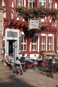 Nach der Renovierung ist das Hotel mit dem Erker, dem Freisitz und dem schönen Fachwerk ein wahres Kleinod, Foto: Caparol Farben Lacke Bautenschutz/Claus Graubner
