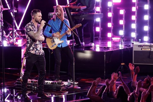 adam-levine-maroon-5-performs-sugar-on-the-voice-18_300.jpg