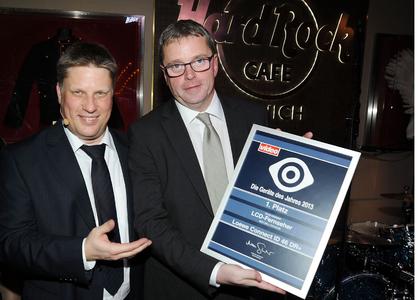 Bei der Preisübergabe von links:
Andreas Stumpner, Chefredakteur Video
und Henrik Rutenbeck, Loewe Geschäftsleiter Marketing