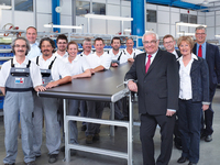 Linke Seite: Produktionsleiter Gerd Mertens (zweiter von vorne) mit Teilen der Produktionsmannschaft / Rechte Seite: Hans-Josef und Doris Kitz (Geschäftsleitung), Andreas Junkersdorf (Vertriebsleiter) und Stephan Kitz (Geschäftsleitung) Linke Seite: Produktionsleiter Gerd Mertens (zweiter von vorne) mit Teilen der Produktionsmannschaft / Rechte Seite: Hans-Josef und Doris Kitz (Geschäftsleitung), Andreas Junkersdorf (Vertriebsleiter) und Stephan Kitz (Geschäftsleitung)