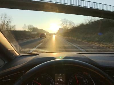 Tiefstehende Sonne im Straßenverkehr