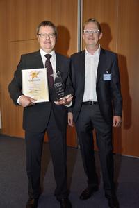Wolfgang Berger, Corporate Marketing Manager at Schneider-Kreuznach receiving the photokina STAR from Digit! chief editor Roland Franken.