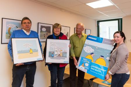 Der Amtsausschussvorsitzende Andreas Zapf, die Amtsvorsteherin Heike Isbarn und der Bürgermeister der Gemeinde Bülow, Klaus Aurich, haben mit WEMAG-Mitarbeiterin Katja Juhnke (v. l.) im Amt Crivitz die Cartoon-Ausstellung „Unter Strom“ eröffnet / Foto: WEMAG/Stephan Rudolph-Kramer