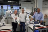 v.l.: Thorsten Hergenroether (Innovation Engineer SMC Deutschland), Markus Steigerwald (Sales Application Engineer Robotics SMC Deutschland) und Torben Schäfer (Head of Academy EMEA bei YASKAWA Europe) freuen sich über die vertiefte Kooperation. / Foto: SMC Deutschland GmbH