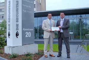 Guido Salerno (l.), Leiter Fachstelle Zutritts- und Zeiterfassungssysteme von Securiton AG, und Hanspeter Kündig, Verkaufsgebietsleiter bei LEGIC, freuen sich auf eine erfolgreiche Partnerschaft