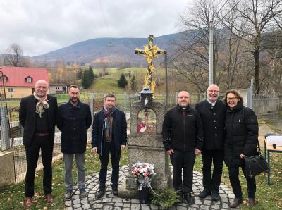 CiS systems s.r.o.: v.l.n.r. Axel Vornhagen - Geschäftsführer CiS systems s.r.o., Jarda Demcák - Bürgermeister von Hejnice, Dr. Jan Heinzel – Historiker und Direktor des Bildungszentrum Kloster Hejnice, Pfarrer Pavel Andrs, Peter und Doris Wöllner – Geschäftsführer CiS systems s.r.o.