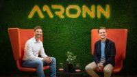 Der Orange Stuhl_Sonplas und Aaronn im Dialog