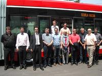 Das ACTUATE Konsortium beim Treffen in Parma. V.l.n.r.: Roman Hapal (DPMB), Jakub Veverka (DPMB), Davide Mezzadri (TEP), Volkmar Pilz (BBG), Wolfgang Backhaus (RC), Renate Backmann (LAB), Marc Backhaus (LVB), Siegbert Müller (BBG), Eberhard Nickel (LVB), Flip Bamelis (Van Hool); oben: Dennis Priester (RC), Frank Hausmann (LAB) @ trolleymotion.com
