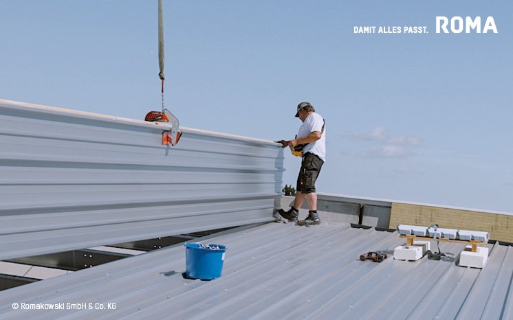 Projekteinblick_Dachsanierung_ROMA_Dachpaneel_Typ_RD_Pressebox2.jpg