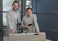 Die Industrialisierung der Ladebordsteine erfolgt künftig über die Business Section Emerging Technologies innerhalb der Division Power Systems von Rheinmetall. Deren Leiter, Dr. Dirk Kamarys (r.), übernimmt den 