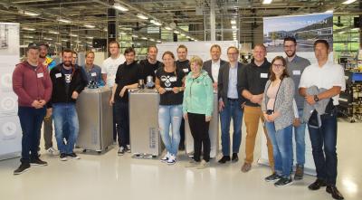 Abschlussklasse der Fachschule für Milchwirtschaft und Molkereiwesen Kempten zu Besuch auf dem neuen Campus der Firma Bürkert. (Quelle: Bürkert)