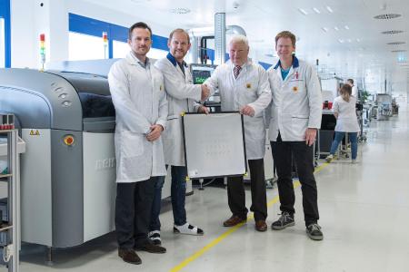 Übergabe der 200.000sten in Bad Vilbel gefertigten Schablone (von links nach rechts): Bereichsleiter Operations Peter Tomaszewski, Leiter der Produktion Martin Baur, Area Sales Manager PSP Wigand Poertner, Teamleiter Produktion-SMD Niklas Wolf / Bildquelle: ASM