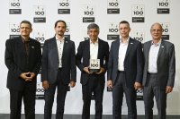 TOP 100 Innovator-Preisverleihung im Rahmen des Deutschen Mittelstands-Summit v.l.n.r. Jörg Peukert (Leitung Produktion), Dr. Ilko Rahneberg (Technischer Leiter), Ranga Yogeshwar (Wissenschaftsjournalist), Dr. Denis Dontsov (Geschäftsführer SIOS), Dr. Ralf Schüler (Leiter Entwicklung) TOP 100 Innovator-Preisverleihung im Rahmen des Deutschen Mittelstands-Summit v.l.n.r. Jörg Peukert (Leitung Produktion), Dr. Ilko Rahneberg (Technischer Leiter), Ranga Yogeshwar (Wissenschaftsjournalist), Dr. Denis Dontsov (Geschäftsführer SIOS), Dr. Ralf Schüler (Leiter Entwicklung)