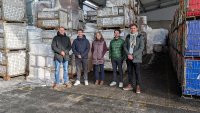Ausflug des Projektkonsortiums zur Firma R.Plast (von links): Tobias Göbel (Scientist Compoundieren und Extrudieren, SKZ), Tobias Heinrich (Customer Success and Implementation Manager, LabV), Dr. Marieluise Lang, Dr. Lars Helmlinger (beide R&D) und Christian Schürger (Entwicklungsingenieur Werkstofftechnik, Brose SE). 