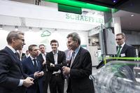 Besonders beeindruckt zeigte sich EU-Kommissar Oettinger (rechts) von den Schaeffler-Technologieträgern 