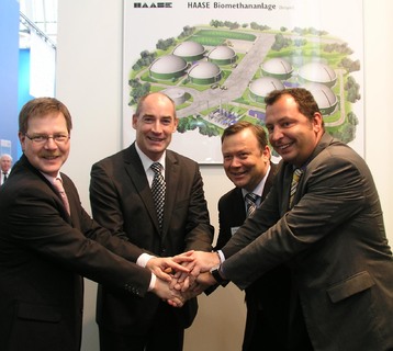 v.l.n.r.: E.ON Mitte Wärme Geschäftsführer Martin Severin und Siegmund Laufer sowie Dr. Roland Kahn, Vorstand, und Uwe Griebenow, kaufmännische Leitung der HAASE Energietechietechnik AG, nach der Vertragsunterzeichnung auf der Messe EUROTIER in Hannover