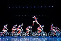 Beim Offenburger Weihnachtscircus  präsentiert die 14-köpfige Hebei Acrobatic Troupe aus China atemberaubende Fahrradakrobatik.