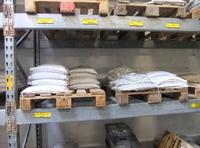 Granulate, Rohmaterialien und Fertigteile werden stichprobenmäßig in der Qualitätssicherung untersucht und dort gegebenenfalls zur weiteren Überprüfung eingelagert