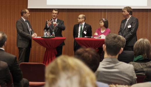 Im Gespräch mit RKW Hessen Geschäftsführer Sascha Gutzeit (links) berichteten Christopher Haas (Mitte) und Projektleiterin Simone Back (2. v. rechts) über ihre Projekterfahrung