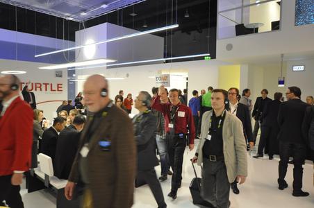 Zur Light + Building 2016 veranstaltet die DGWZ täglich geführte Messerundgänge für Planer.