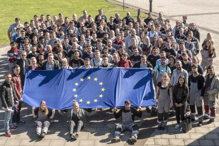 Es ist ihre Zukunft: Anlässlich des 60. Jahrestages der Römischen Verträge diskutierten Auszubildende von thyssenkrupp in Duisburg über die Europäische Union.