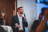 Jonas Keller, CEO von EXPLAIN, bekommt Award