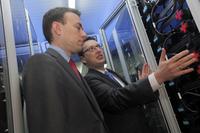 Minister Nils Schmid (links) erhält Detailerläuterungen von Oliver Seeger, ads-tec Produktmanager