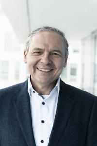 In unseren zahlreichen Kundenprojekten stellt sich immer deutlicher ein Trend heraus: die Einbettung von PDM/PLM-Systemen in eine End-to-End Prozesslandschaft wie Configure Price Quote (CPQ), Predictive Maintenance oder Engineer-to-Order“, erklärt Dr. Clemens Weis, CEO von Cideon