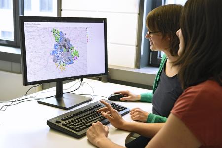 Im Projekt HealthFaCT-Cor entwickelte ein Team um Dr. Neele Leithäuser (li.) vom Fraunhofer-Institut für Techno- und Wirtschaftsmathematik ITWM ein softwaregestütztes Optimierungs- und Entscheidungssystem zur Verbesserung der medizinischen Versorgung. © Fraunhofer ITWM