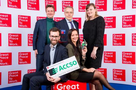 Accso freut sich über den 9. Platz bei der Auszeichnung „Beste Arbeitgeber Deutschlands" bei der Great Place to Work Preisverleihung in Berlin (von links hinten): Jürgen Artmann, Tim Bösche, Sibylle Symonds, (vorne) Sven Euting und Irina Kurbatov