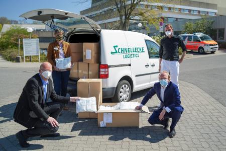 Bildunterschrift: stehend v.l. Christiane Bitter (Pflegedirektorin), Prof. Dr. Nils Homann (Chefarzt der Medizinischen Klinik II), knieend v.l. Ingolf Viereck (Vorsitzender des Klinikumsausschusses), Nikolaus Külps, CEO der Schnellecke Logistics