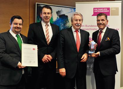 Preisverleihung "Familienunternehmer des Jahres 2016" (v. l.): Frank Oettinger, Vorsitzender Regionalkreis Hannover Region Die Jungen Unternehmer, Torsten und Werner Wagner, Geschäftsführung der Wagner Group GmbH, Kay Uplegger, Vorsitzender Regionalkreis Hannover Region Die Familienunternehmer.