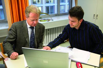 Prof. Dipl.-Ing. Karl-Friedrich Bisani von der Hochschule München unterstützt Benjamin Bredl bei der Ausarbeitung der PERI Bauberiebsübung. Das Ergebnis: ein hervorragender dritter Platz bei der Endausscheidung im November (Foto: PERI GmbH)