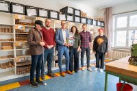 Spendenübergabe, von links: Ingmar Bleider (Mitarbeiter Fachwerkstatt), Norman Gödecke (Fachkraft zur Arbeits- und Berufsförderung in der Werkstatt für blinde und sehbehinderte Menschen), Frank Ulbricht (Hako, Geschäftsführer), Sonja D’Introno (Hako, Director Marketing), Christian Wulf (Hako, Konstrukteur), Tristan Cirksena (Mitarbeiter Fachwerkstatt).