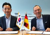 Kim Cheol-Hoon (re. VP Head of Sensor Division Meerecompany) und Ottmar Flach, Geschäftsführer Atlantik Elektonik bei der Vertragsunterzeichnung